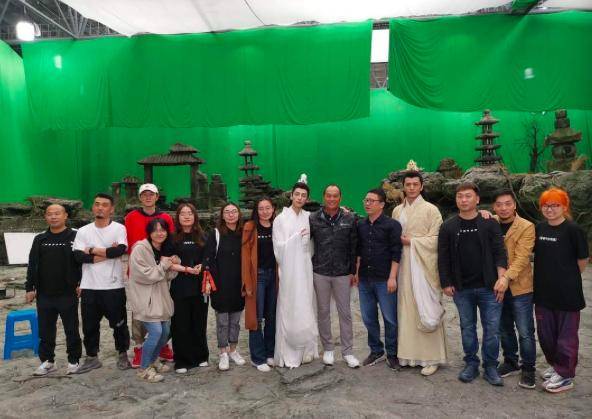 原创皓衣行导演晒杀青照罗云熙瘦弱干瘪显老古装男神翻车