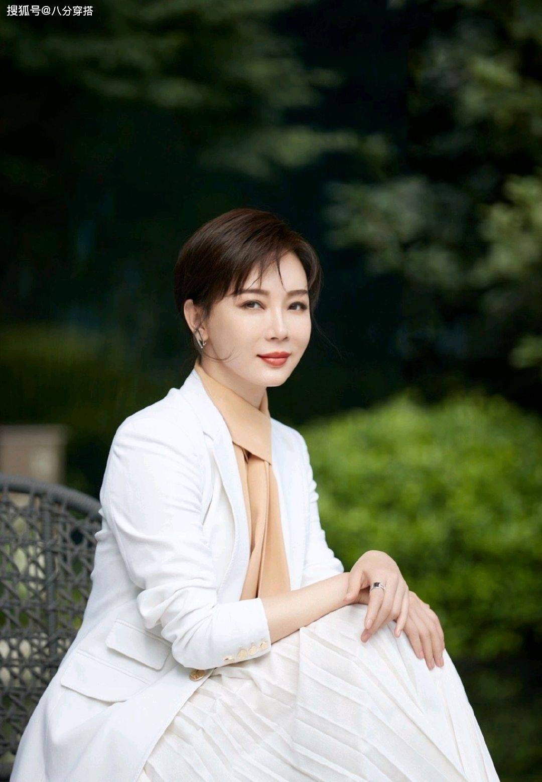亲和力,陈数这一次就选择了大面积的白色,展现温柔气质,白色西装知性