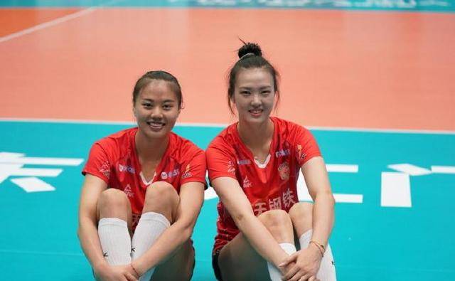 原创张常宁龚翔宇并肩而坐江苏女排双子星冲镜头露出美丽的笑容