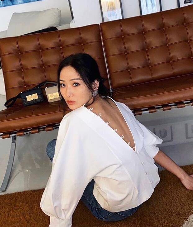 原创台湾第一名媛孙芸芸冻龄不老,晒20年前抱娃照,网友以为昨天拍的