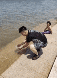 搞笑GIF:海浪再浪,那也没有我浪!_小伙子