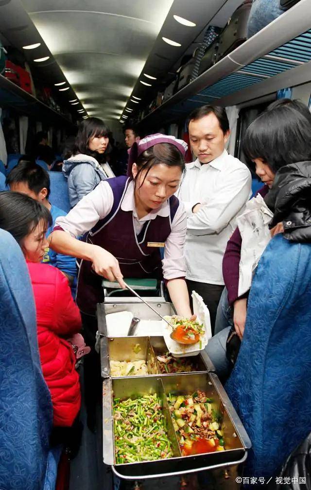 火车上的盒饭又贵又难卖,为何却不愿降价促销?内行人道出缘由!