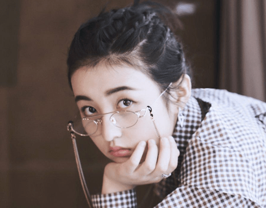 女星戴眼镜赵今麦很潮张子枫俏皮看到张艺凡有网红范儿