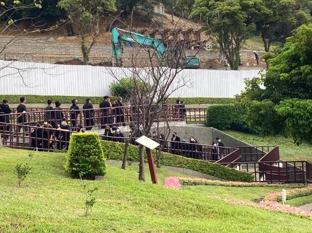 永别!父亲捧小鬼骨灰花葬臻善园,墓地不立碑不记名伴大地长眠