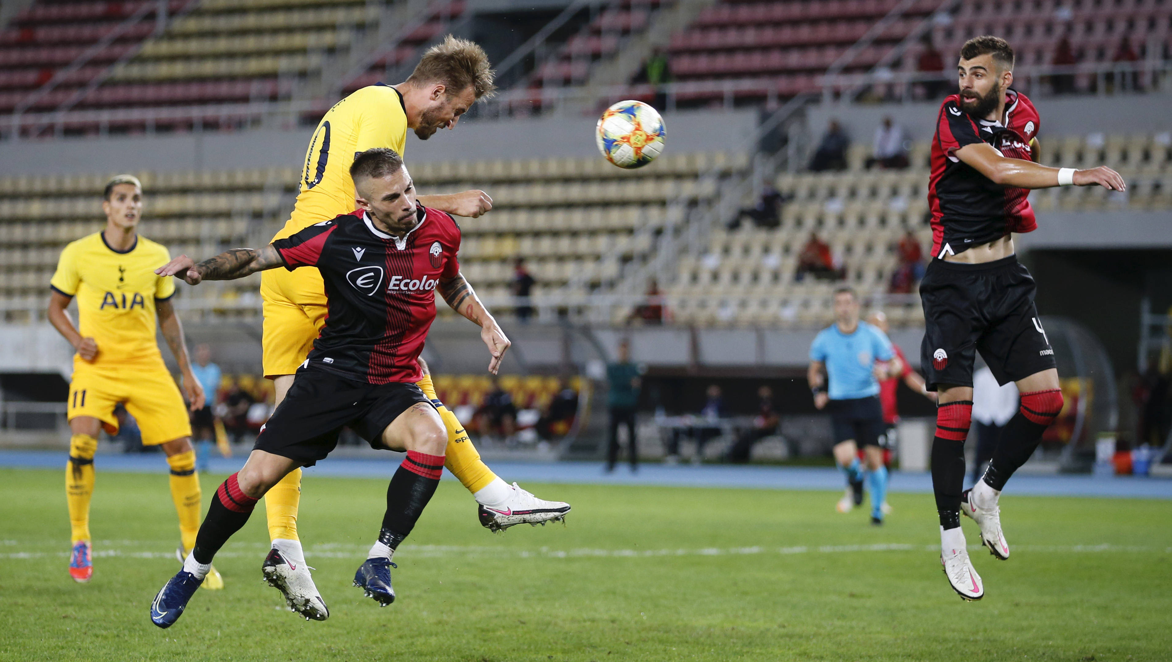 高清图:凯恩泰山压顶式头槌 深情对视孙兴慜