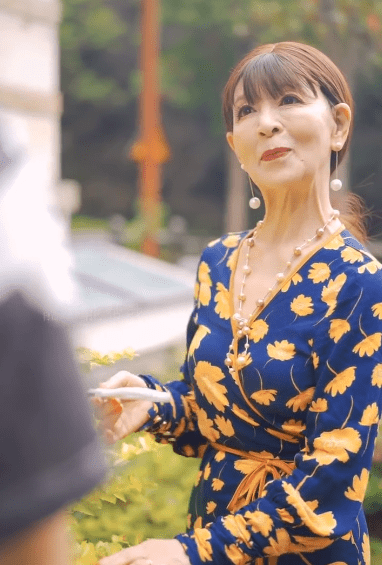 只穿高跟鞋的"汪奶奶"火了!穿搭精致气质佳,79岁身材似18