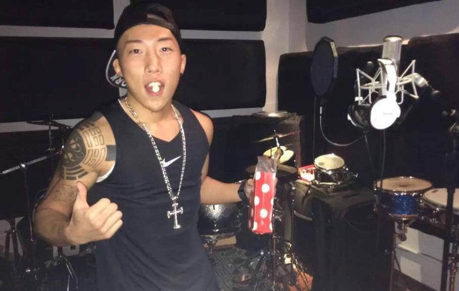 台湾说唱歌手游恩杰,打着师傅陈惠敏的名义"招摇撞骗"