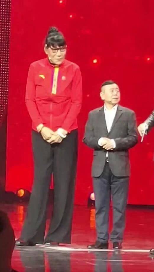 郑海霞与潘长江合影,两人相差46厘米,52岁郑海霞双脚已变形
