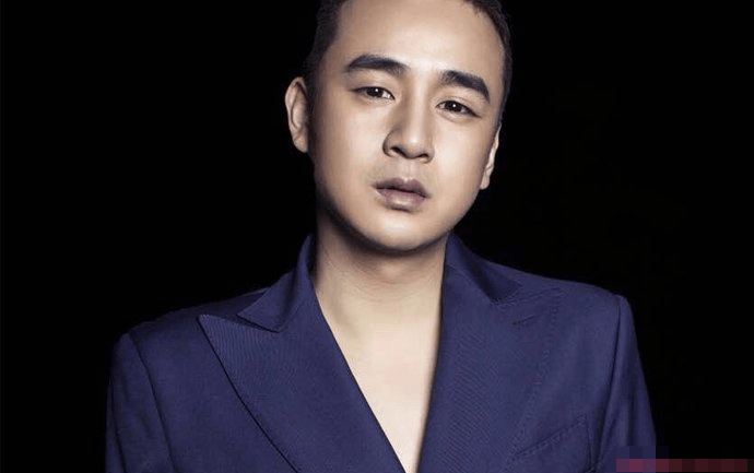 35岁男星恋情曝光!和女友亲密牵手互动,室内吞云吐雾沉醉其中