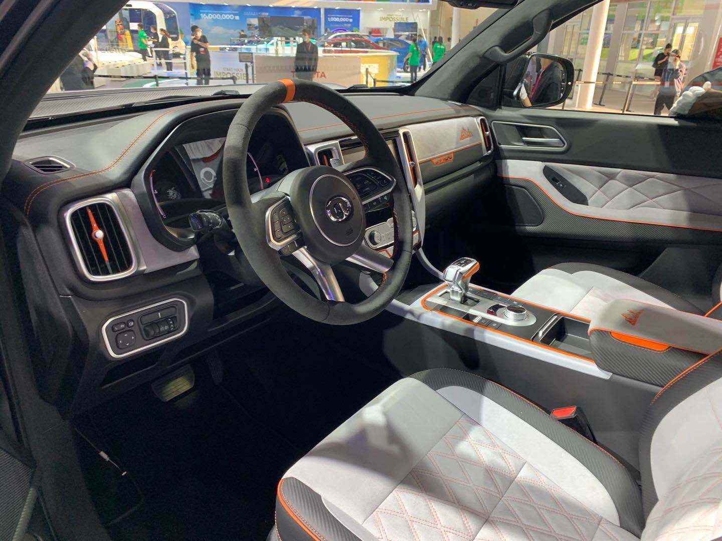 内饰方面,新车内部和外面也是呼应,采用了橙色的装饰线,浅色的内饰则