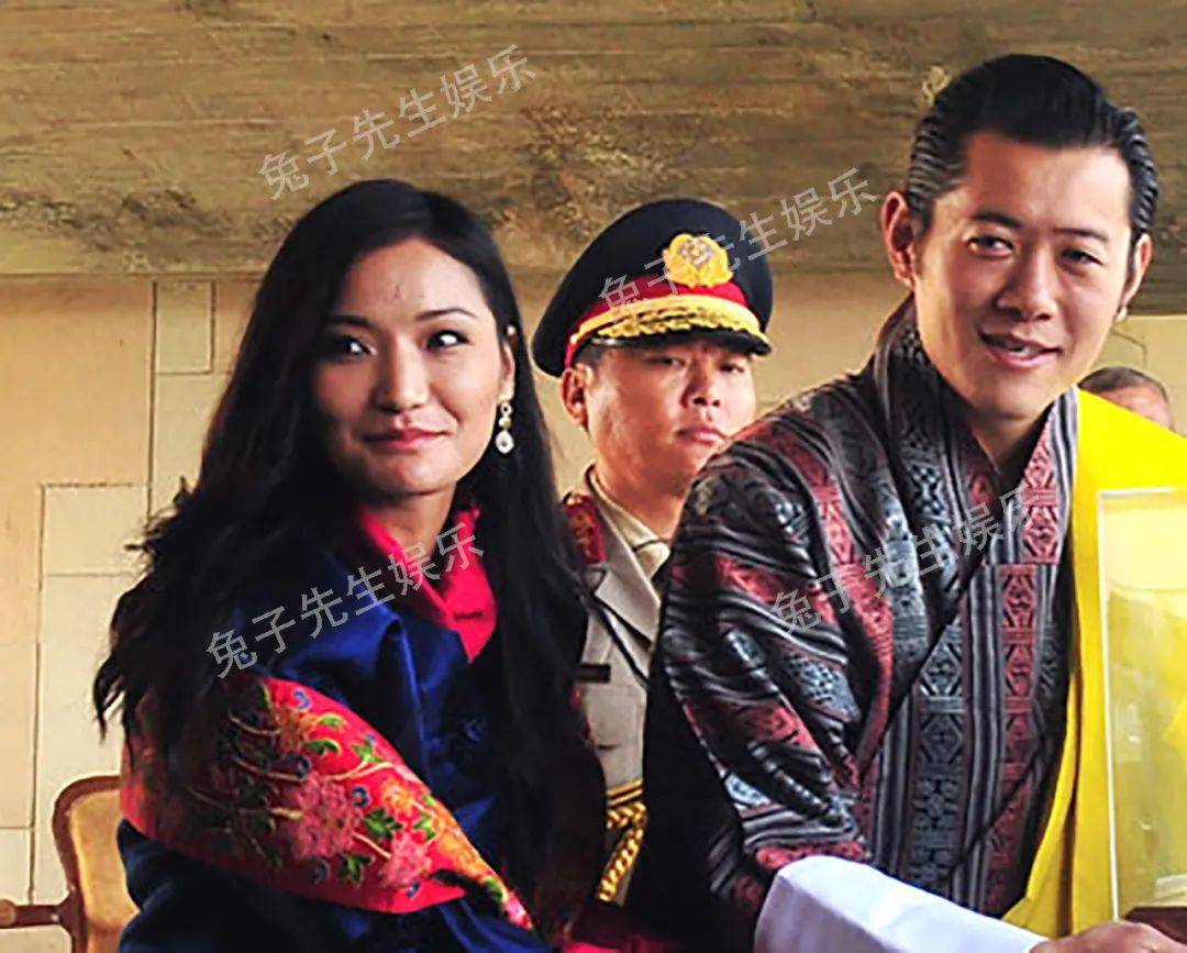 岁不丹王后性子太直,介意国王拉住自己衣袖,歪过身子拉开距离