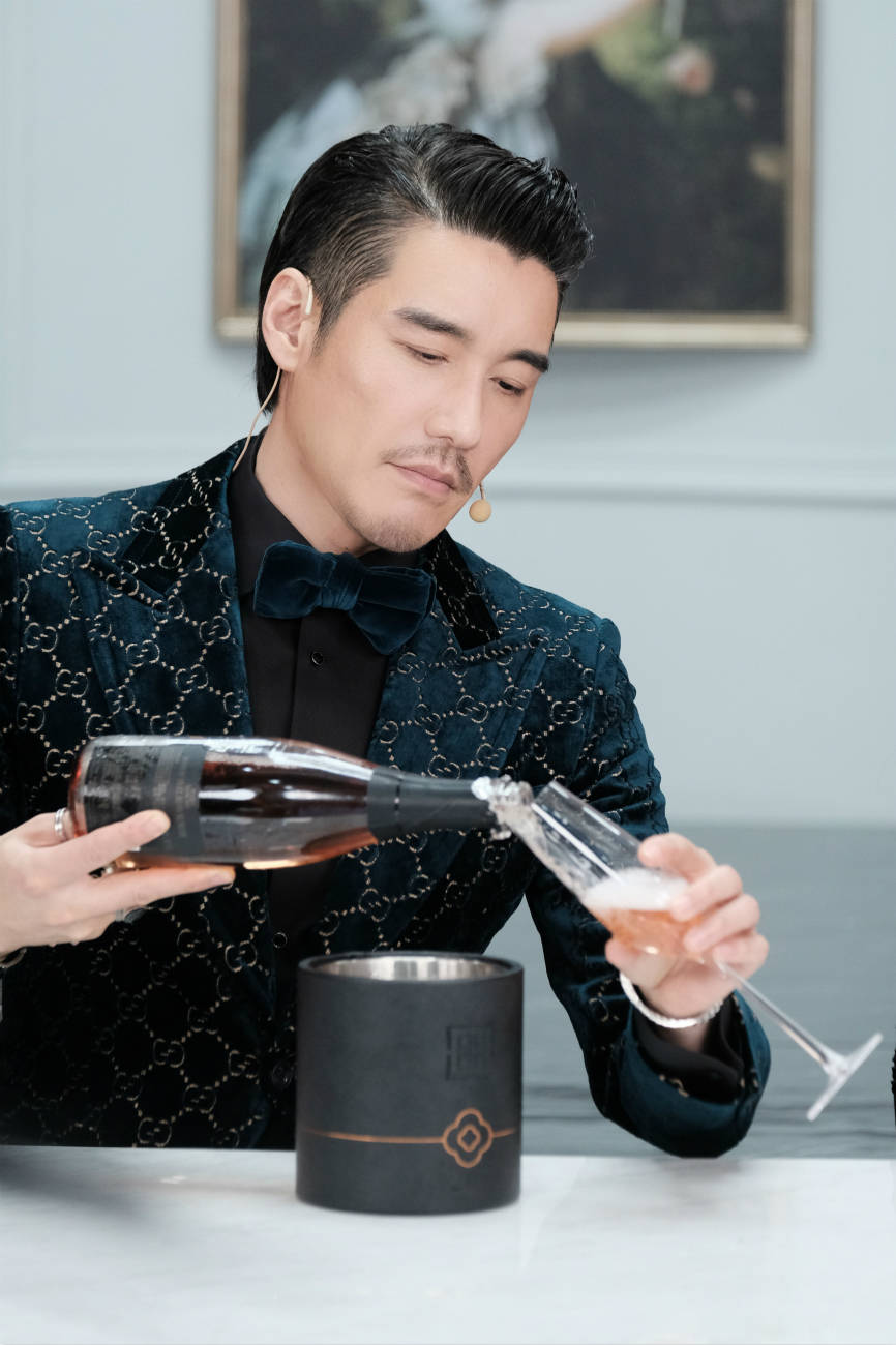 胡兵元气"开舱"高能种草 毛戈平助阵贡献直播首秀