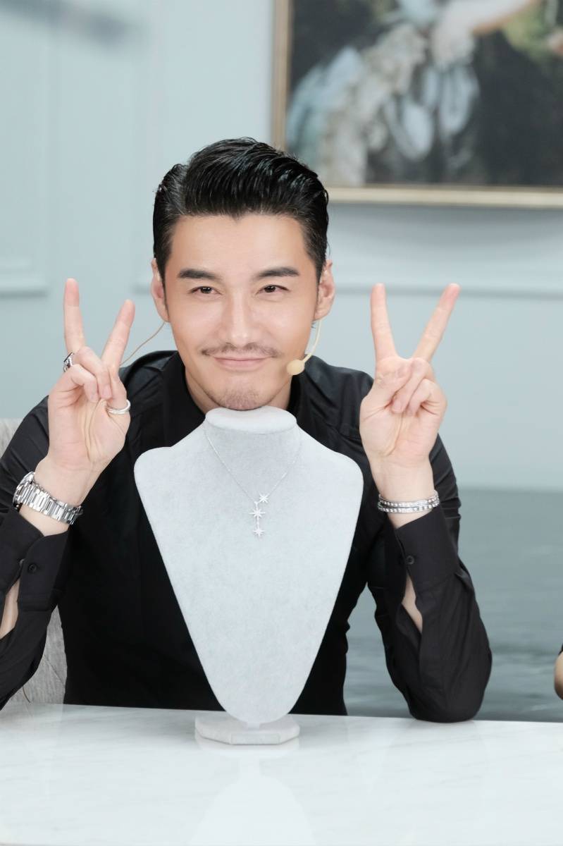 胡兵元气"开舱"高能种草 毛戈平助阵贡献直播首秀