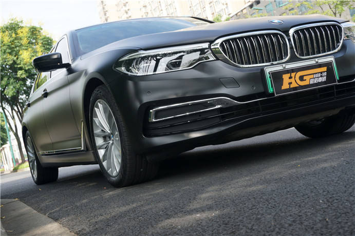 宝马5系贴膜亚光磨砂黑长沙汽车改色黑武士贴膜