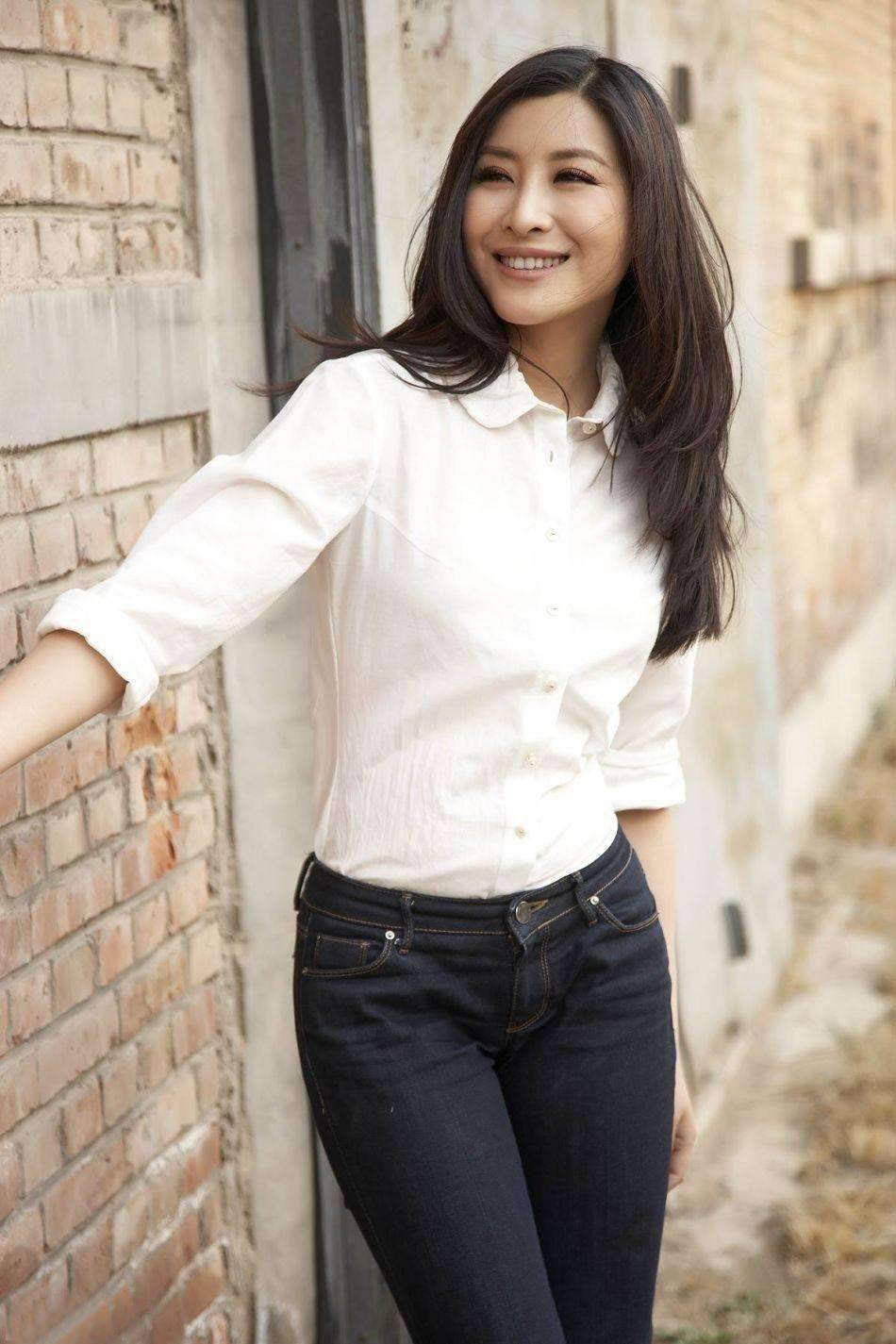 原创王雅捷在乡村剧中打扮满身土气但现实中她时尚又知性