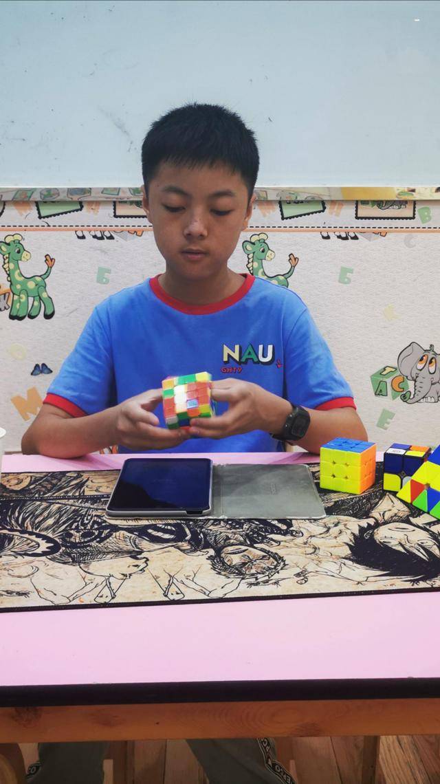 魔方b组冠军陈子严:让更多的同学"玩出了名堂"_国育杯