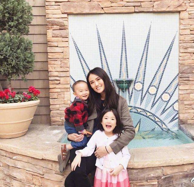 奥运冠军李小鹏娶女神,儿女入美国籍,妻子表示:不会说中文_李安琪