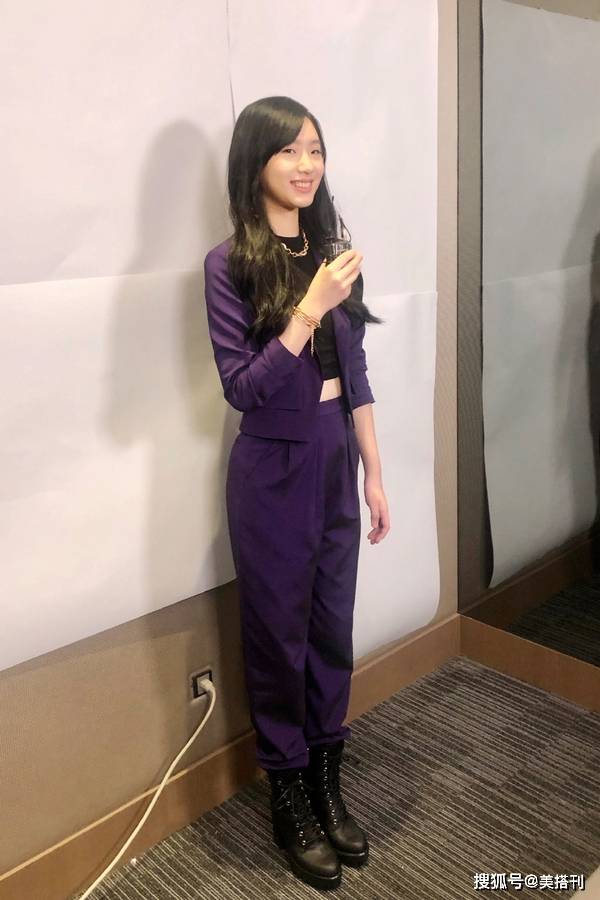 小s女儿许曦文许韶恩合体拍广告,穿棉服马丁靴,14岁腿长超妈妈