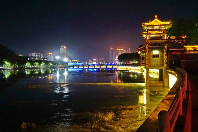 河北:夜色中的承德武烈河畔