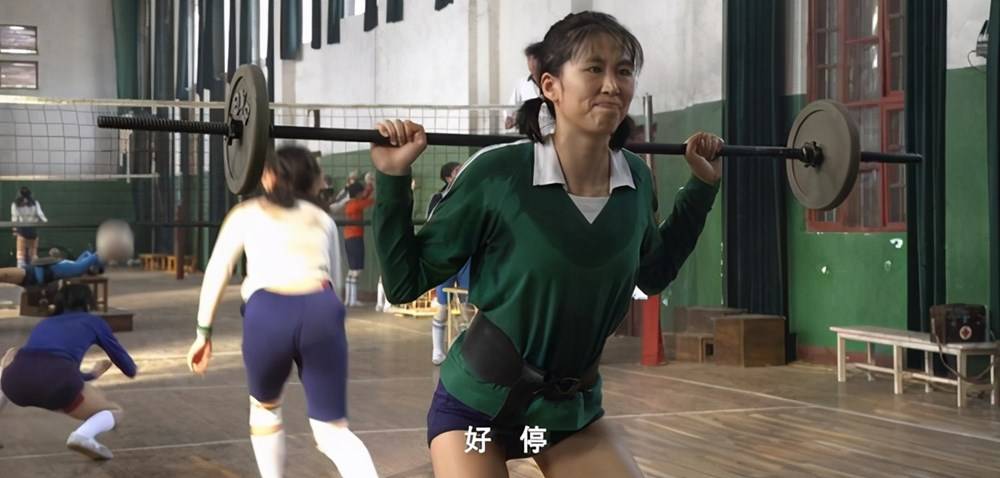 半个月减重30斤,《夺冠》年轻郎平的扮演者,竟是她的女儿白浪