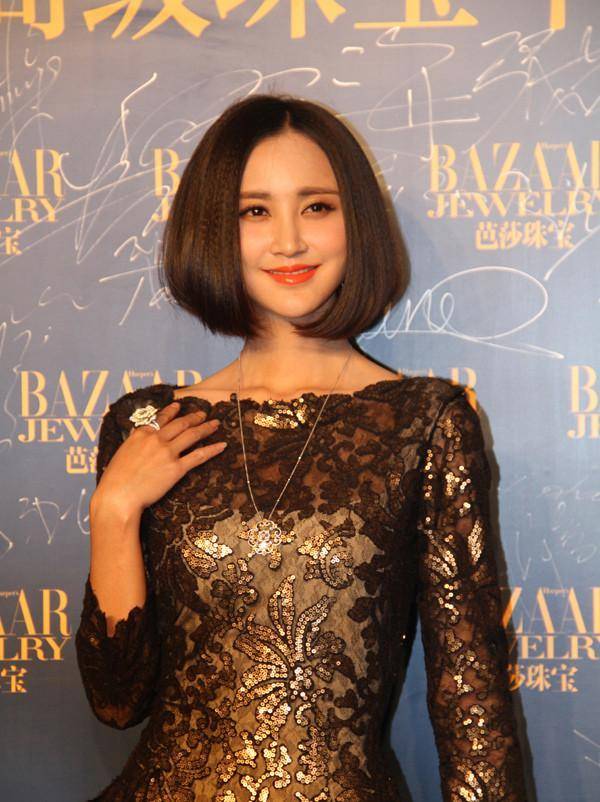 被张歆艺美到了,一袭烫金蕾丝礼裙高贵大气,挨着陈红气场也不输_礼服