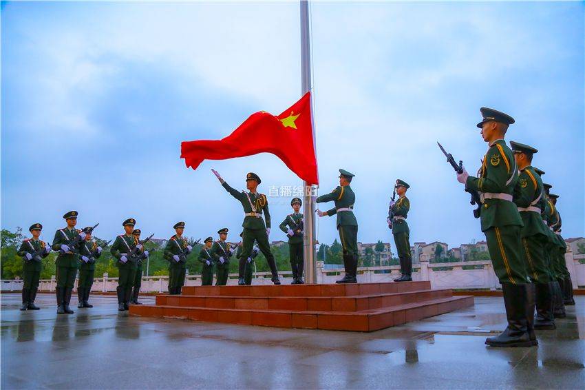 升國旗迎國慶 綿陽武警祝福祖國71週年華誕_五星紅旗