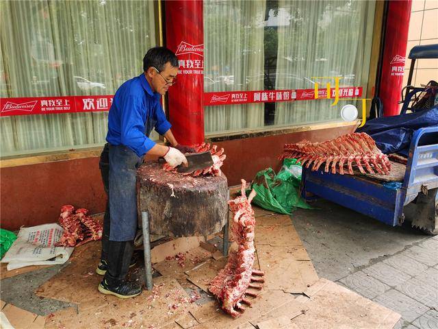大门口有个老伯专门在斩牛骨头,应该是牛的脊椎骨,这架势,就知道生意