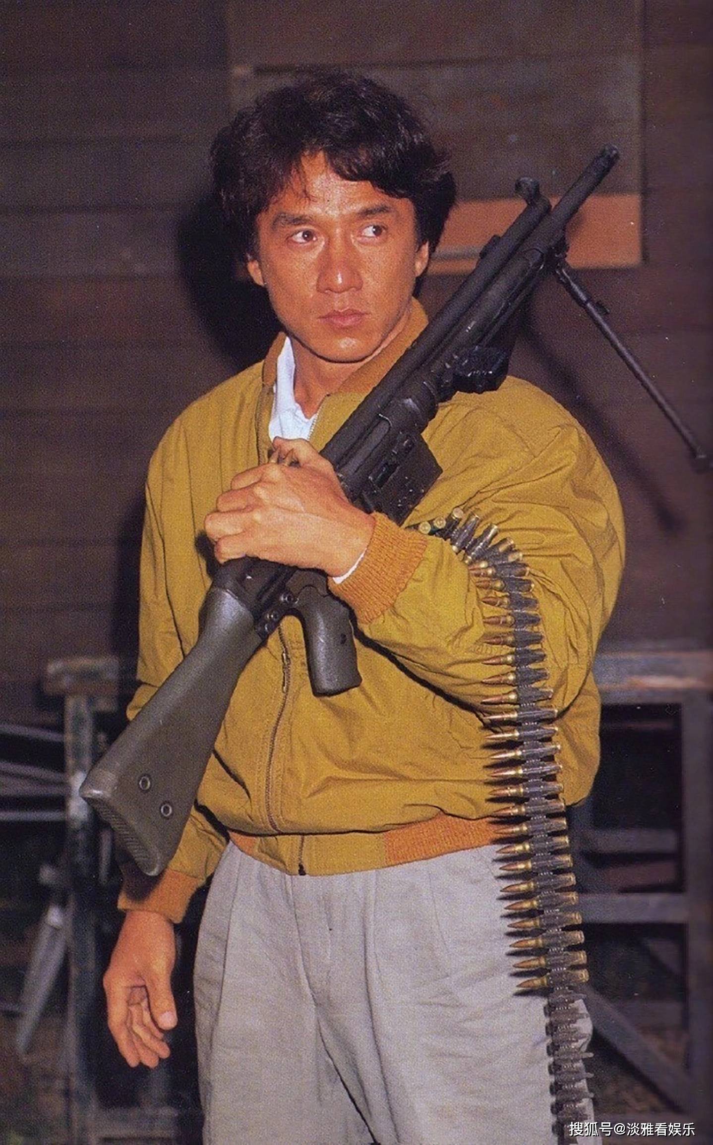 趴海滩上的邓丽君,斜身上篮的狄龙,"摔"洪金宝的李小龙