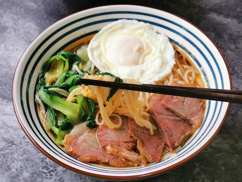 汤汁鲜营养足,煮一大碗,能够吃到丁点儿不剩,它当然就是牛肉鸡蛋面了