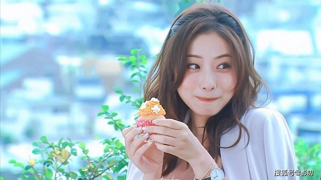 原创官宣国民老婆石原里结婚她的老公真的不普通