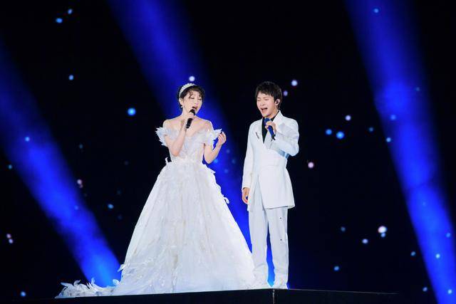 周深与萨顶顶《左手指月》被痛批装神弄鬼,丁太升发文竟万人点赞_手机