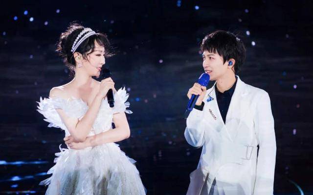 原创周深萨顶顶合唱遭著名乐评人狠批被指装神弄鬼像杂耍毫无美感