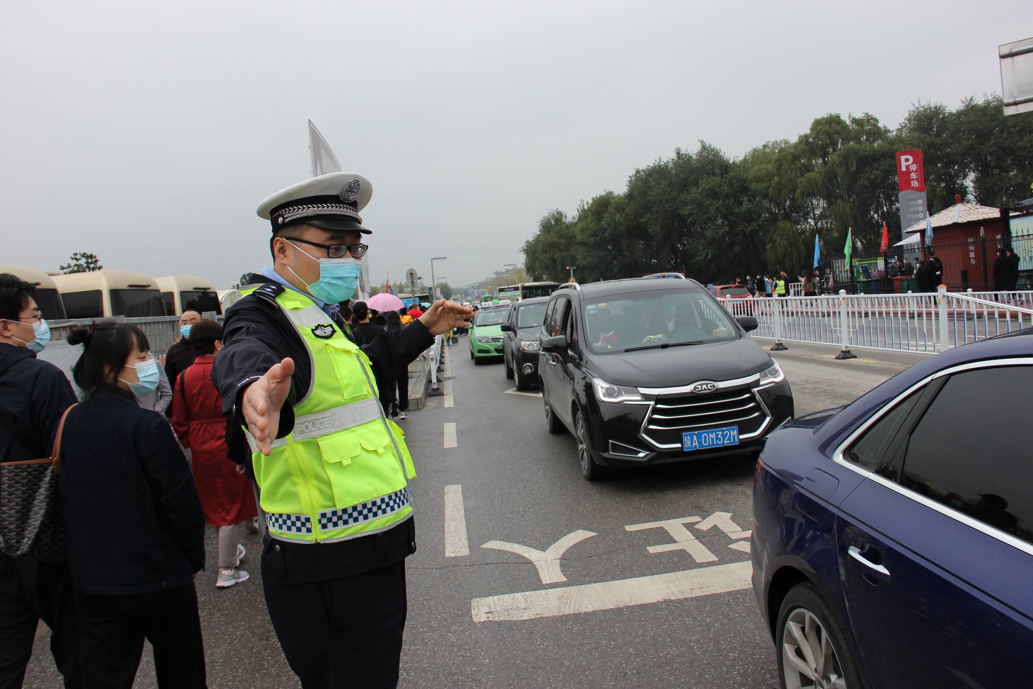 兵马俑景区再迎旅游高峰,临潼交警豪拼保障游客出行安全畅通