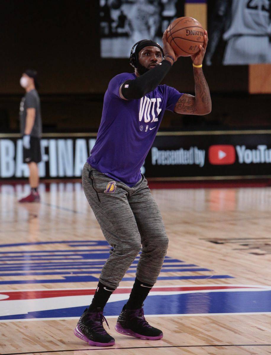 詹皇面色冷峻没笑容,巴特勒放必胜宣言,名帅 麦迪同时力挺热火