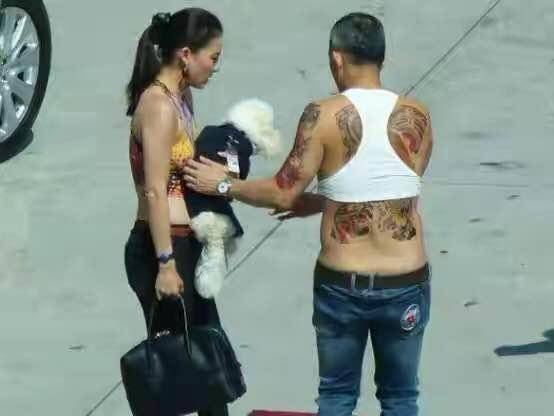 王后苏提达为了讨好"叛逆男孩"玛哈,会为他换上"小背心"和"低腰裤"