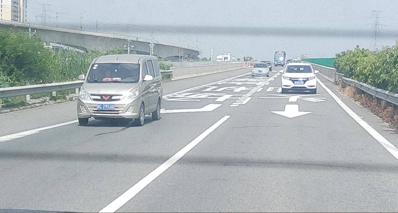 汕揭高速月浦出入口和泰山出入口的车流量基本与昨天持平.