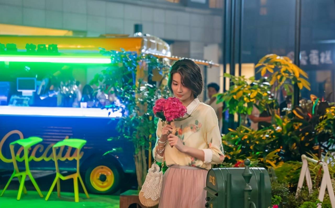 原创乔欣花店老板娘造型惊艳穿花衬衫配半裙优雅又温柔