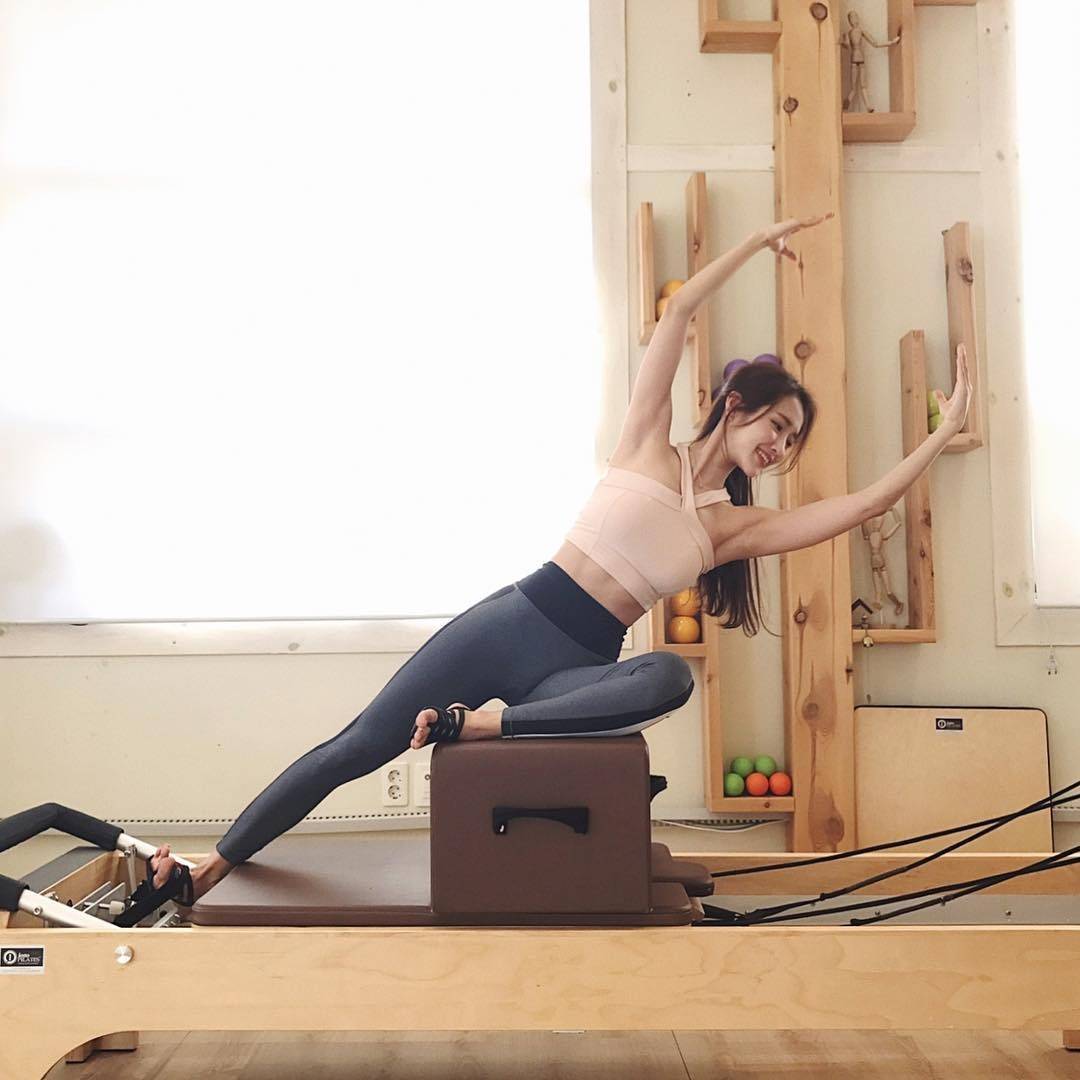 原创搞笑gif段子她拎着大箱子的站在那里的时候背影有点像我儿媳妇