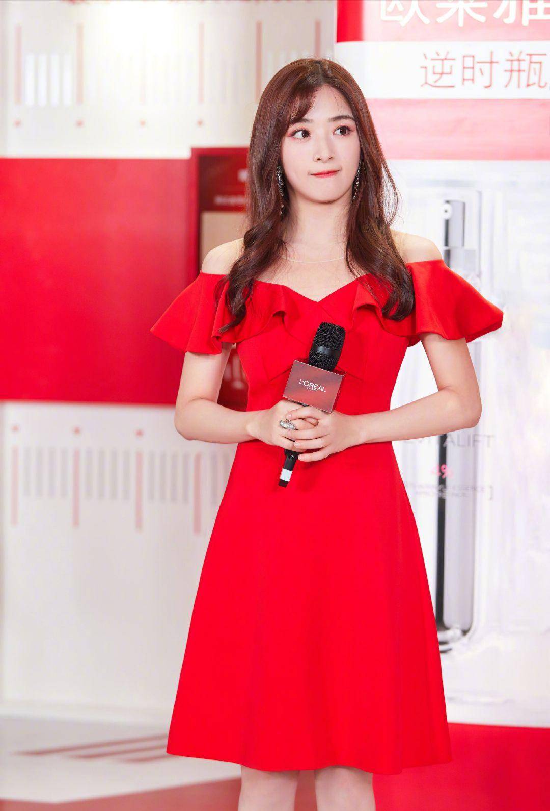 张含韵气质开挂一袭红色花边领连衣裙甜美可爱长卷发时尚减龄