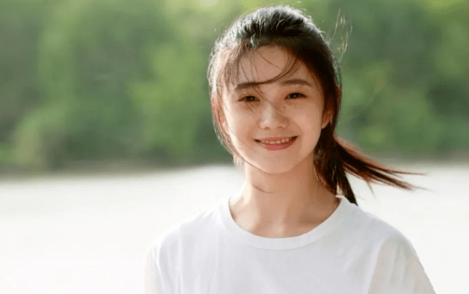 易烊千玺主演第2部电影,搭档首位00后谋女郎,高亚麟夏雨作配