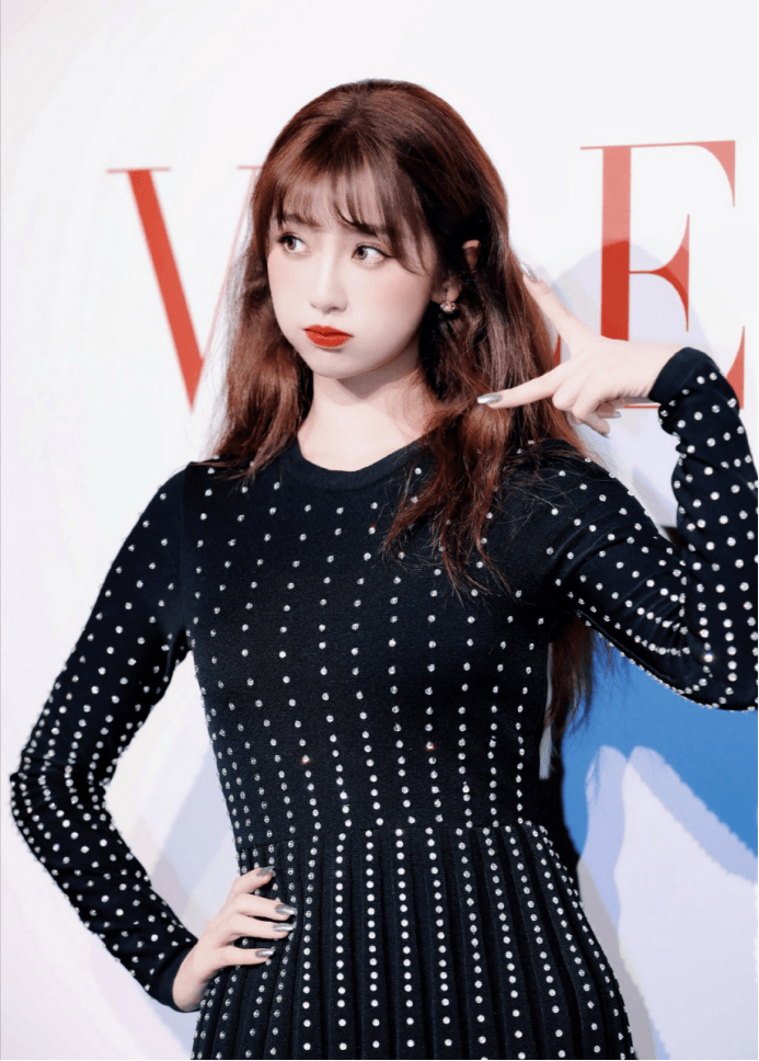 原创虞书欣这次穿搭好惊喜!把复古优雅的波点裙穿出干练的感觉,厉害