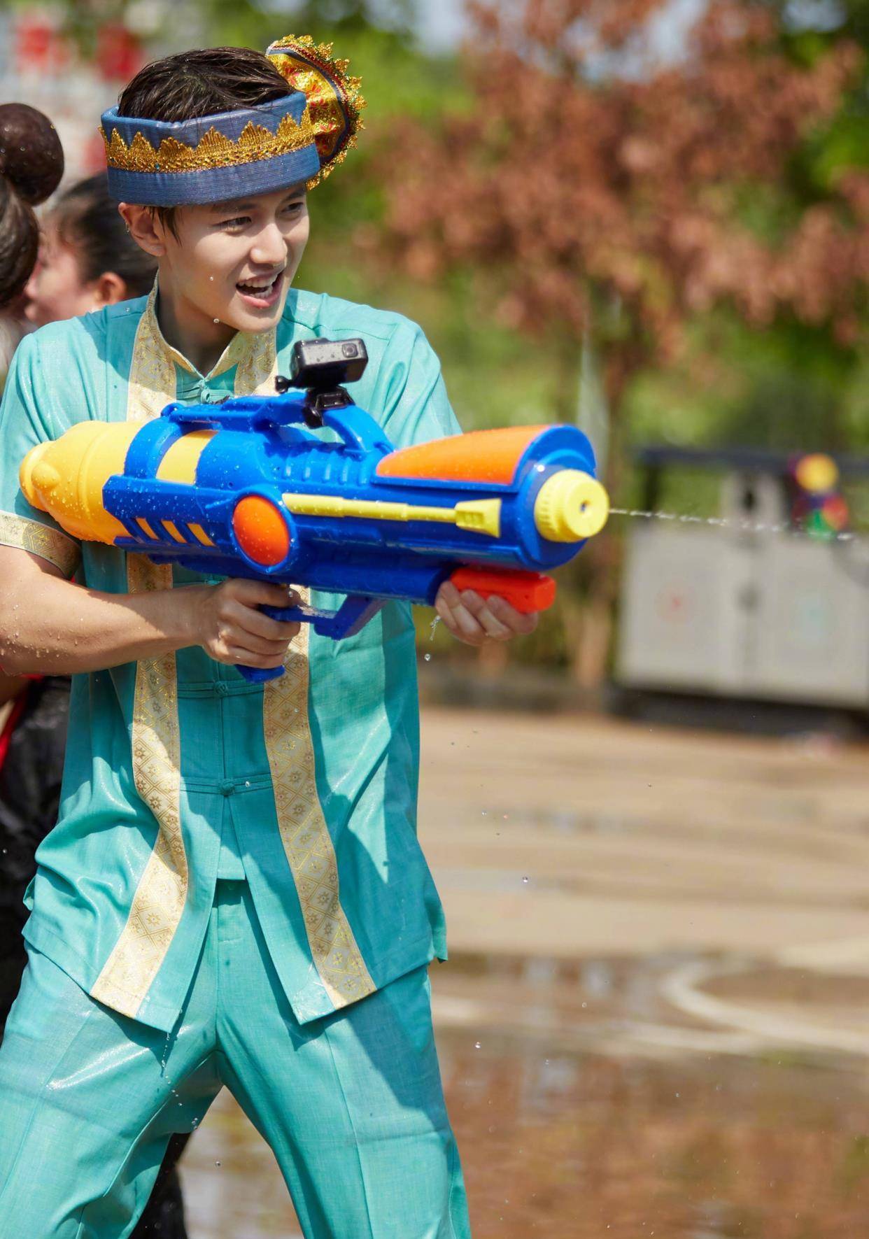 任嘉伦白衬衫现身看到他身旁的男助理后开启羡慕他老婆