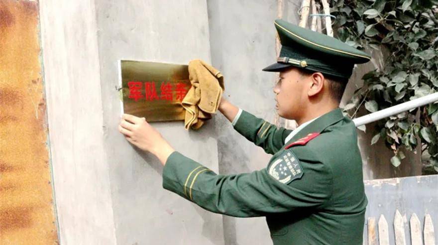 精准扶贫·中国武警在行动:让军队结亲户的门牌常新