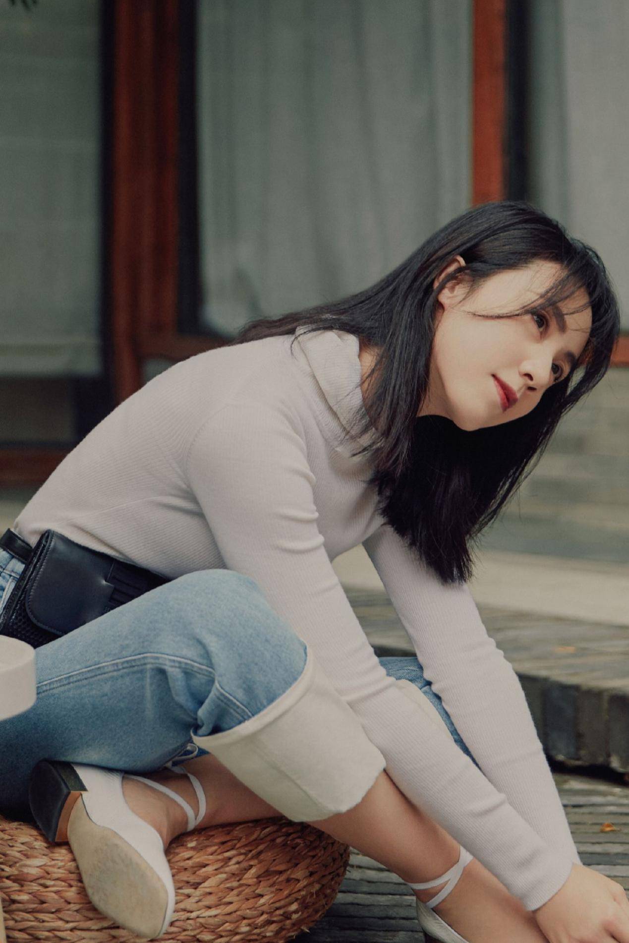 黄磊老婆孙莉真会穿,毛衫搭配牛仔裤简约时尚,知性优雅有气质