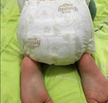 原创1岁宝宝被妈妈断掉纸尿裤,一不小心就拉裤子,反遭妈妈嫌弃太臭