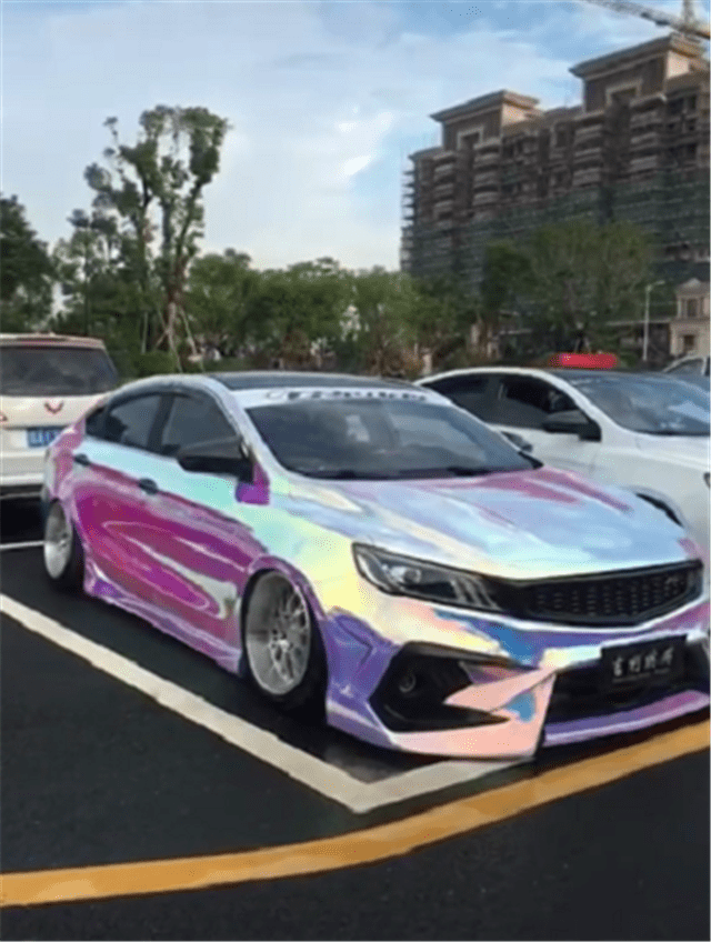 改装空气悬挂的吉利缤瑞,全车"电镀七彩色",给人一种超跑风格_手机