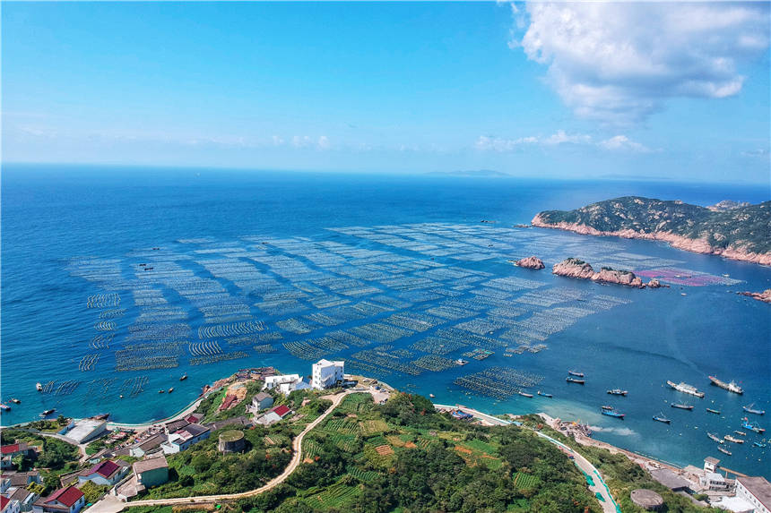山海奇观景区的高处,可以俯瞰枸杞岛的风光,彩色的渔船停泊在蔚蓝色的