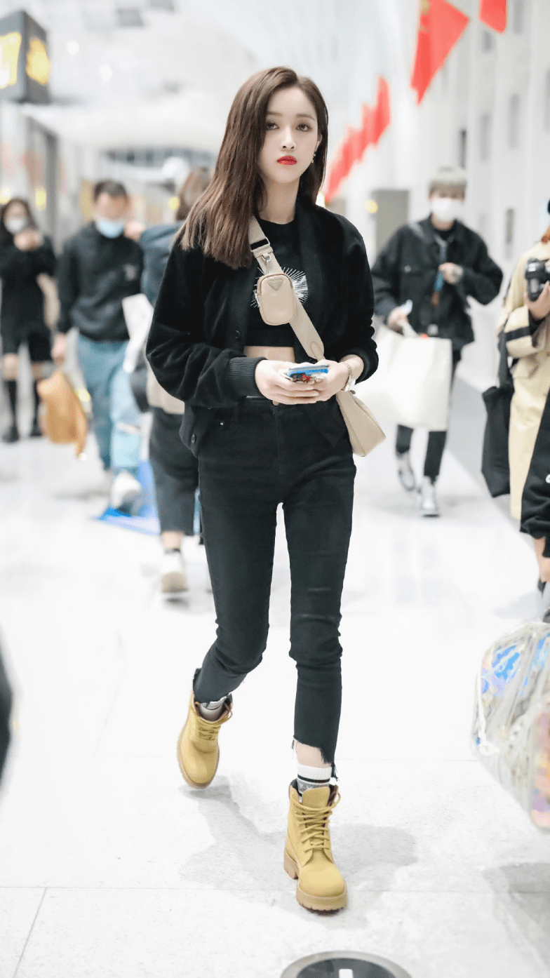 吴宣仪的穿搭还真是很"平民"!穿白色卫衣配牛仔裤,落落大方好美