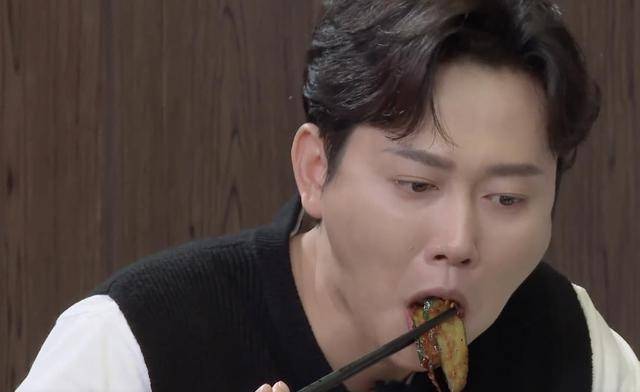 在德云社团综《德云斗笑社》的第六期节目中,郭德纲就当众展示了一手