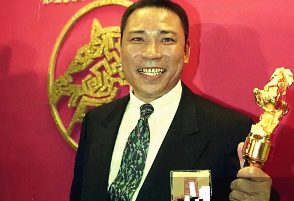 80岁雷老虎,嗜酒如命坐轮椅也拿酒壶,无儿无女钱多到不知给谁_陈松勇